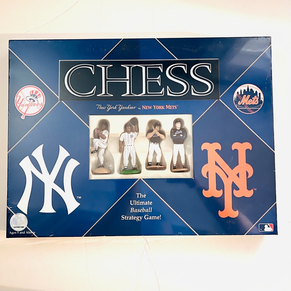 NY Yankees vs Mets Chess Game with 32 Sculpted Players